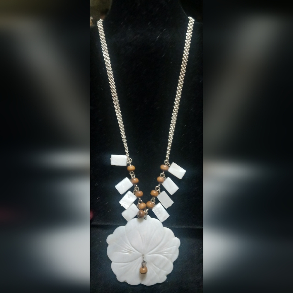 Avon Vintage Mother Of Pearl Necklace
